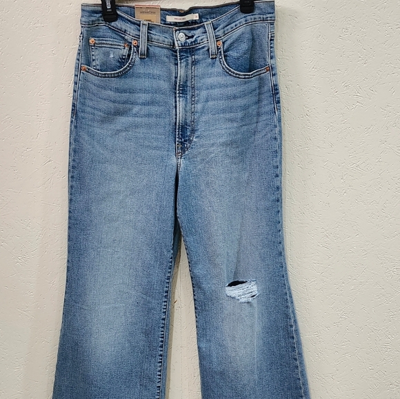 NWT Levi's Women's Ribcage Bell  Jeans Size 31x32 - Picture 1 of 5